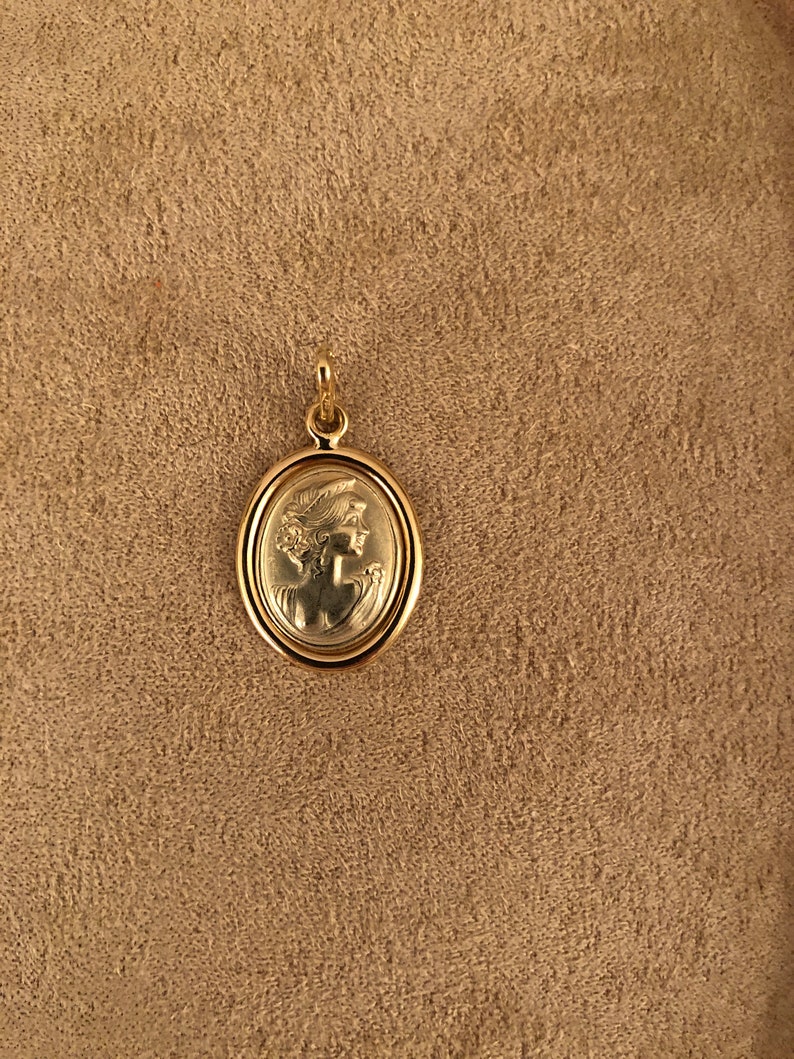 BRAND NEW 18 KARAT Yellow Gold Camee Pendant