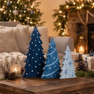 Set di 3 alberi di Natale in legno blu, decorazioni natalizie rustiche, alberi invernali da tavolo, decorazioni natalizie per mensole e camini, decorazioni per la casa durante le feste.