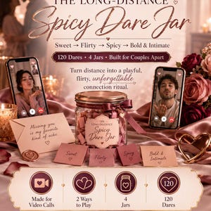 Puede incluir: Un frasco de vidrio con tapa de cobre y una etiqueta que dice The Long-Distance Spicy Dare Jar, rodeado de cuatro tarjetas pequeñas marcadas Sweet, Flirty, Spicy y Bold & Intimate, además de una nota que dice Missing you is my favorite kind of ache.