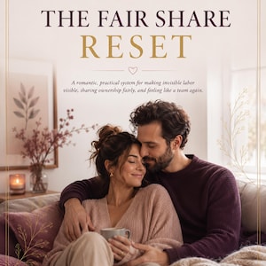 Può includere: Un quaderno di esercizi per coppie di 12 settimane intitolato The Fair Share Reset, che offre un sistema pratico per rendere visibile il lavoro invisibile. La copertina mostra una coppia che si abbraccia su un divano, con testi come Invisible Labor Audit, Conversation Scripts e Fair Share Plan.