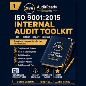 Op de afbeelding: Een donkerblauwe ISO 9001:2015 Internal Audit Toolkit map met gouden hoekaccenten en een gouden pen. De omslag bevat het AuditReady Systems logo en tekst. De afbeelding bevat een lijst met auditprocessen, sjablonen en checklists.