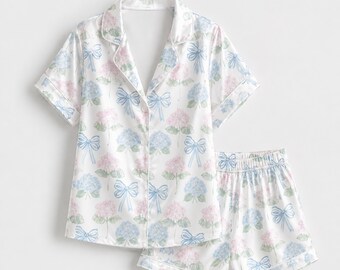 Pastell Hortensien Blumen und blaue Schleife Bogen Print weiße seidige Satin Nachtwäsche Pyjama Set