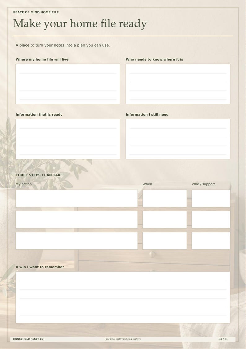 Op de afbeelding: Een beige printbaar organisatieblad voor thuisdossiers met de titel Peace of Mind Home File. Het bevat secties voor de locatie van het dossier, contacten, de status van informatie, een actieplan in drie stappen en een sectie voor successen.