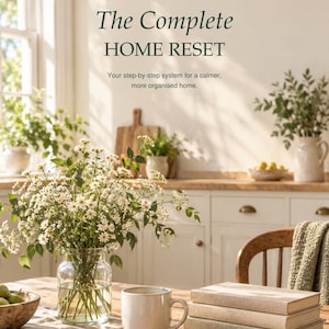 以下が含まれることがあります： HOUSEHOLD RESET CO. The Complete HOME RESET. Your step-by-step system for a calmer, more organised home. A happier, calmer home starts here. WELCOME & ROADMAP / DIGITAL COLLECTION というタイトルのデジタルガイド。キッチンシーンが描かれています。