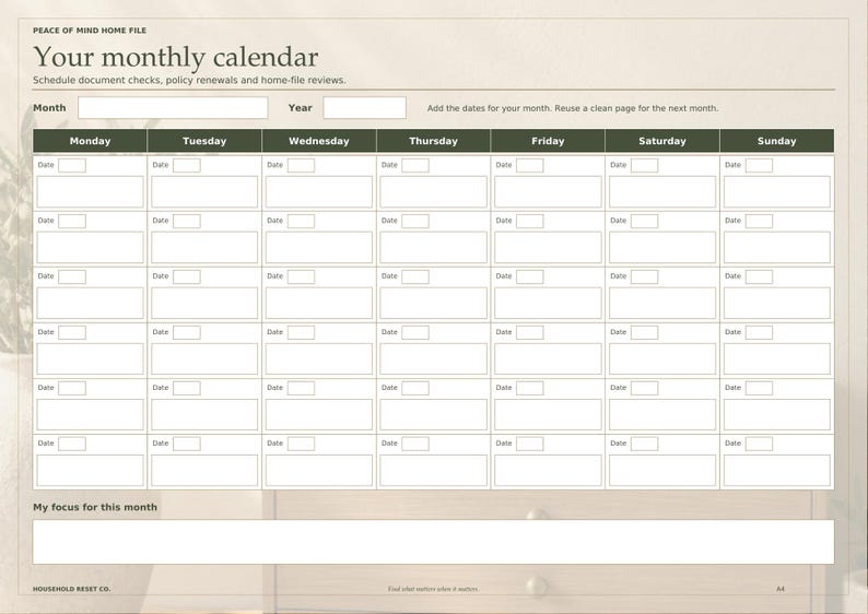 Op de afbeelding: Een maandelijkse kalenderplannerpagina met de titel Peace of Mind Home File. De lay-out bevat een raster met kolommen van maandag tot en met zondag, lege vakjes voor datums en een sectie onderaan met het label My focus for this month. Het ontwerp is wit met donkergroene koppen en zwarte tekst.