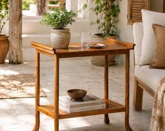 Mesita auxiliar Everwood de teca reciclada, estilo rústico minimalista, ideal para la entrada o como estante.