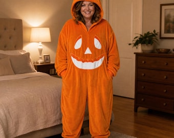 Gezellige oranje pompoen-onesie met capuchon, perfect voor een Halloweenfeestje of als nachtkleding.
