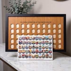 Op de afbeelding: Een houten 50 States Adventure of the United States displaybord met een zwarte lijst en zeshoekige uitsparingen gelabeld met staatsafkortingen. Voorop staat een wit bord met 50 kleurrijke zeshoekige pins met tekst.