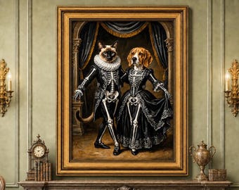 Op de afbeelding: Een ingelijste kunstdruk met een Siamees en een beagle in formele zwarte kleding met witte skeletpatronen. De kat draagt een witte kraag en de hond een zwarte japon. Ze staan voor donkerblauwe gordijnen in een klassieke setting.