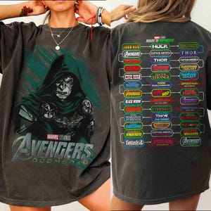 Doctor Doom T-shirt, Avengers Doomsday T-shirt, MCU Timeline Marvel Movie T-shirt, Road to Doomsday MCU-fangåva, Marvel Avengers-gåva