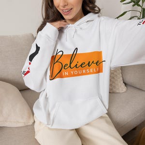 „Glaube an dich selbst“-Hoodie | Motivierendes Schriftzugdesign, Ärmelbeschriftung