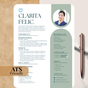 Pode incluir: Um modelo de currículo profissional com layout em verde sálvia e branco, apresentando um espaço circular para foto, um logotipo odontológico e seções para experiência, educação, habilidades e contatos, acompanhado por uma caneta.