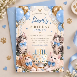 Puede incluir: Una tarjeta de invitación de cumpleaños con tres gatitos con pajaritas azules, un pastel con velas y globos azules y dorados. El texto dice: You're invited to Liam's Birthday Pawty, Saturday, August 14, 2:00 PM, Whiskers Party Studio, 123 Rose Lane, Austin, TX, RSVP: Emma (555) 123-4567.