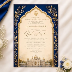 Op de afbeelding: Een rechthoekige uitnodigingskaart met een diepblauwe rand, gouden bladaccenten en een boogvormig kader. Het midden bevat tekst voor een Sri Akhand Path Sahib ceremonie, inclusief de naam Harjot Singh Sandhu, data en locatiegegevens, met onderaan een afbeelding van een wit gebouw.