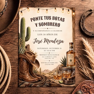 Könnte beinhalten: Eine rechteckige Einladungskarte im Western-Stil mit einem Kaktus, braunen Leder-Cowboystiefeln, einer Tequila-Flasche und zwei Whiskey-Gläsern. Der Text lautet: PONTE TUS BOTAS Y SOMBRERO, Y ACOMPAÑANOS A CELEBRAR LOS 30 AÑOS DE José Mendoza.