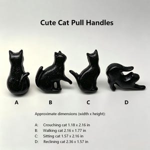 Puede incluir: Cuatro tiradores en forma de gato negro etiquetados A, B, C y D. Dimensiones: A (agachado) 3,0 x 5,49 cm, B (caminando) 5,49 x 4,50 cm, C (sentado) 3,99 x 5,49 cm, D (reclinado) 5,99 x 3,99 cm. Texto: Cute Cat Pull Handles.