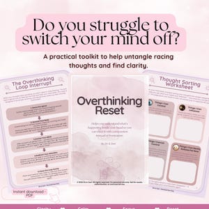 Puede incluir: Un kit de herramientas digital titulado Overthinking Reset que incluye una portada y dos hojas de trabajo. Las páginas son de color rosa claro con texto oscuro, incluyendo The Overthinking Loop Interrupt y Thought Sorting Worksheet.
