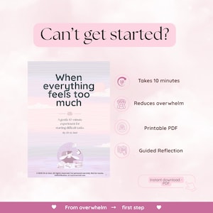 Può includere: Un documento digitale intitolato When everything feels too much, con uno sfondo pastello e un grafico di una persona a una scrivania. Il testo include: A gentle 10 minute experiment for starting difficult tasks, Takes 10 minutes, Reduces overwhelm, Printable PDF, Guided Reflection e Instant download - PDF.