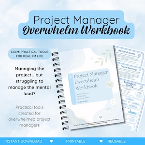 Op de afbeelding: Een spiraalgebonden Project Manager Overwhelm Workbook met een lichtblauwe kaft voorzien van plantillustraties en iconen. Het werkboek bevat interne pagina's met de titels Notice & Name, Theme Spotting en Escalation Clarity.