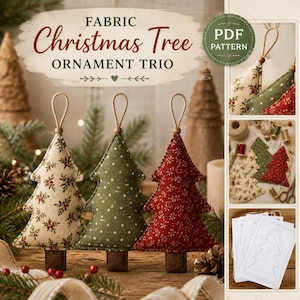 Op de afbeelding: Een PDF-patroon voor een trio stoffen kerstboomornamenten. De afbeelding toont drie gevulde boomornamenten in crème, groene en rode stof met bloemen- en sterpatronen, elk met een bruine voet en een ophanglus aan de bovenkant.