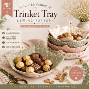 Può includere: Un cartamodello PDF per un vassoio in tessuto trapuntato. L'immagine mostra diversi vassoi in tessuto finiti con motivi floreali e a pois, riempiti con cioccolatini dorati. Include il testo: Quilted Fabric Trinket Tray Sewing Pattern.