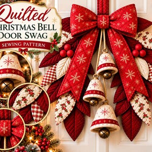 Puede incluir: Un patrón de costura para un adorno de puerta navideño con campanas acolchadas, que incluye un gran lazo rojo con bordados de copos de nieve dorados, tres campanas color crema con detalles rojos y hojas de tela rojas y estampadas.
