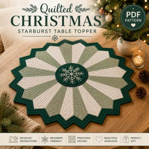 Pode incluir: Um centro de mesa acolchoado circular com um padrão de estrela em tons alternados de verde sálvia e creme, com um círculo central verde escuro contendo um design de floco de neve branco. O texto diz Quilted Christmas Starburst Table Topper.