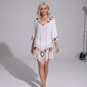 Gehaakte tuniekjurk met franjes, strandjurk met bloemenpatchwork, boho kaftan met wijde mouwen