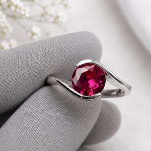 Rubinring aus dem Labor, roter Edelsteinring, handgefertigter Schmuck, offener Bypass-Ring, Geburtssteinring für Juli, Geschenk für Sie