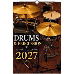Può includere: Un calendario di 12 mesi per il 2027 intitolato DRUMS & PERCUSSION, che presenta una fotografia dall'alto di una batteria con piatti dorati, fusti neri e supporti in metallo disposti su una superficie scura e strutturata.