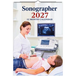 Op de afbeelding: Een 12-maanden wandkalender getiteld Sonographer 2027. De omslag toont een medische professional in een witte jas die een echografie uitvoert op de buik van een patiënt met een transducer, voor een monitor met een foetale scan.