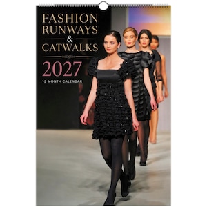 Może przedstawiać: 12-miesięczny kalendarz ścienny na 2027 rok pod tytułem Fashion Runways & Catwalks. Okładka przedstawia zdjęcie modelek idących po wybiegu w czarnych sukienkach i czarnych rajstopach. Tekst jest wydrukowany w kolorze białym i różowym na ciemnym tle.