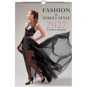 Może przedstawiać: 12-miesięczny kalendarz ścienny zatytułowany Fashion & Street Style 2027. Okładka przedstawia osobę w czarnym gorsecie z cekinami, przezroczystej, zwiewnej czarnej spódnicy i czarnych szpilkach, na jasnoszarym tle z czarnym i różowym tekstem.
