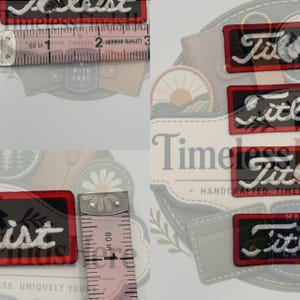 Peut inclure: Quatre écussons rectangulaires brodés avec un centre noir, une inscription blanche Titleist et des bordures rouges. Un ruban à mesurer rose est visible, indiquant que les écussons mesurent environ 5 cm de large. Le fond présente un logo Timeless.