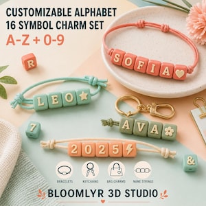 Op de afbeelding: Een aanpasbare alfabetset met 16 symboolbedels, bestaande uit vierkante kralen met letters, cijfers en iconen. Inclusief armbanden en een sleutelhanger met koorden in koraal, saliegroen en crème. Tekst: CUSTOMIZABLE ALPHABET 16 SYMBOL CHARM SET A-Z + 0-9.