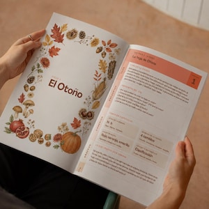 Puede incluir: Un libro educativo abierto titulado El Otoño, con ilustraciones de hojas otoñales, setas, bellotas y una calabaza. La página derecha contiene texto en español organizado en secciones sobre el tema, preguntas diarias y conexiones curriculares.