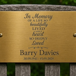 Puede incluir: Una placa conmemorativa rectangular de latón cepillado con texto grabado en negro que dice In Memory OF A LIFE SO beautifully LIVED AND A heart SO DEEPLY Loved, Barry Davies, 30.09.1943 - 15.09.2020, fijada con dos tornillos a los lados.