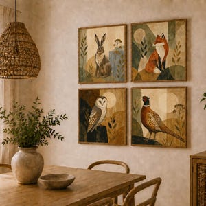 Può includere: Un set di quattro stampe da parete quadrate raffiguranti una lepre, una volpe, un gufo e un fagiano. Ogni stampa mostra un animale stilizzato su uno sfondo dai toni terrosi, con forme geometriche, fogliame e un elemento circolare.