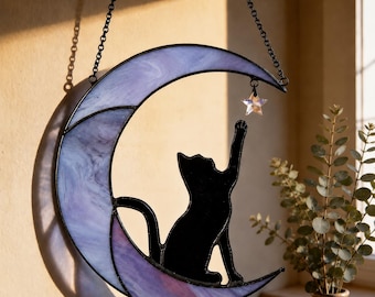 Para mães e amantes de gatos: Vitral com gato e lua, enfeite de janela com gato preto, lembrança celestial para homenagear seu pet, decoração aconchegante para a casa.