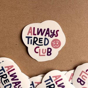 Sticker club Always Fatigué – Sticker vinyle amusant pour les amateurs de café, sticker fille endormie, sticker humour épuisé, ordinateur portable ou bouteille d'eau