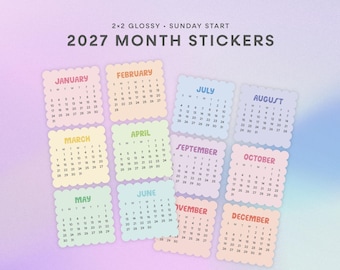 Op de afbeelding: Een set van twaalf vierkante glanzende stickers met geschulpte randen, elk met een kalendermaand voor 2027 die op zondag begint. De stickers zijn in pastelkleuren zoals roze, geel, groen, blauw en paars met donkere tekst voor de datums.