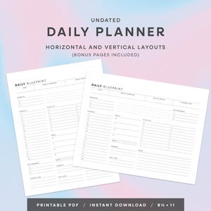 Könnte beinhalten: Zwei undatierte Tagesplanerseiten mit horizontalen und vertikalen Layouts. Die Seiten sind weiß mit schwarzem Text, einschließlich der Wörter "Daily Blueprint". Der Planer enthält Abschnitte für Aufgaben, Notizen und Prioritäten. Der Text "Druckbares PDF / Sofort-Download / 21,6 x 27,9 cm" steht unten.