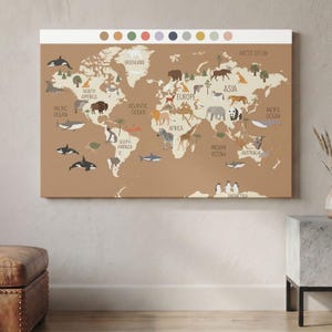 Può includere: Una stampa artistica da parete rettangolare che mostra una mappa del mondo su uno sfondo color marrone chiaro. La mappa visualizza continenti, oceani e varie illustrazioni di animali nelle loro regioni native. Una fila di dieci cerchi colorati è allineata sul bordo superiore.