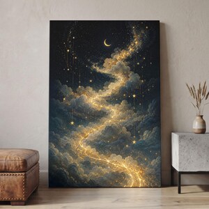 Può includere: Una stampa artistica da parete rettangolare che raffigura un cielo notturno scuro pieno di nuvole blu scuro e nere. Un sentiero di luce dorata brillante si snoda attraverso il centro delle nuvole, accentuato da numerose stelle gialle e una luna crescente.