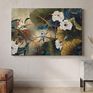 Può includere: Un quadro rettangolare su tela raffigurante un dipinto dettagliato di un piccolo uccello blu appollaiato su un ramo sottile. La scena include grandi foglie di loto verde scuro e dorate, fiori bianchi e lunghi steli sottili di colore arancione.
