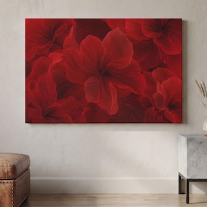 Può includere: Una tela rettangolare da parete che presenta una composizione a strati ravvicinati di fiori di amarillide rosso intenso. I petali mostrano trame intricate a linee sottili e varie tonalità di cremisi e bordeaux scuro.
