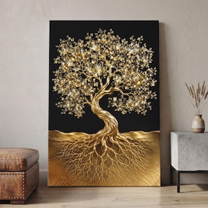 Può includere: Una stampa artistica da parete verticale raffigurante un albero stilizzato con tronco e radici in oro metallizzato su uno sfondo nero solido. La chioma dell'albero è decorata con numerosi elementi trasparenti sfaccettati simili a cristalli.