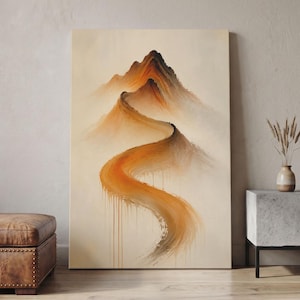 Può includere: Un dipinto verticale su tela che raffigura una catena montuosa stilizzata nei toni dell'arancione bruciato, crema e marrone scuro. La composizione presenta un sentiero sinuoso e fluido di vernice arancione che scende dalle vette con gocciolature.