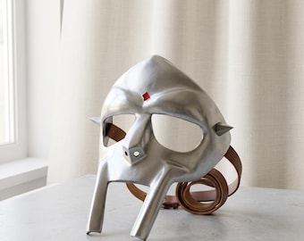 Hip-Hop-Tribute-Fokus: Hochwertige MF DOOM-Style-Metallmaske mit Lederriemen | Silberne Madvillainy-Cosplay-Requisite | Hip-Hop-Memorabilia