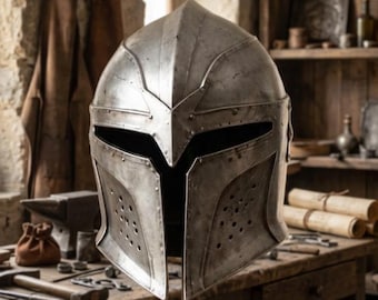 Puede incluir: Un casco de caballero metálico con visera puntiaguda, una ranura horizontal para los ojos y orificios de ventilación perforados en los lados inferiores. El casco está montado sobre un soporte metálico circular y un certificado de autenticidad.